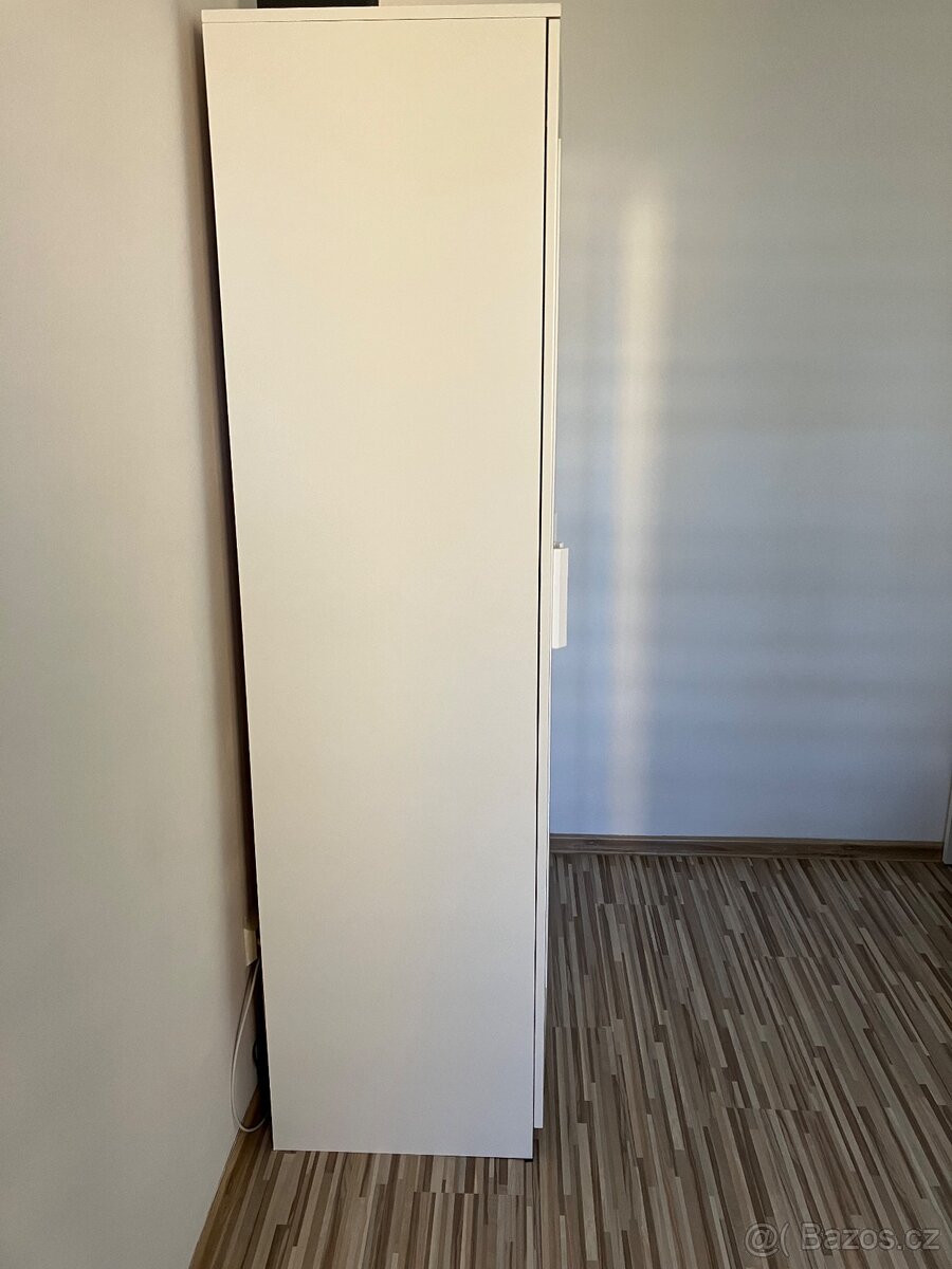 Šatní skříň se zrcadlem - 2