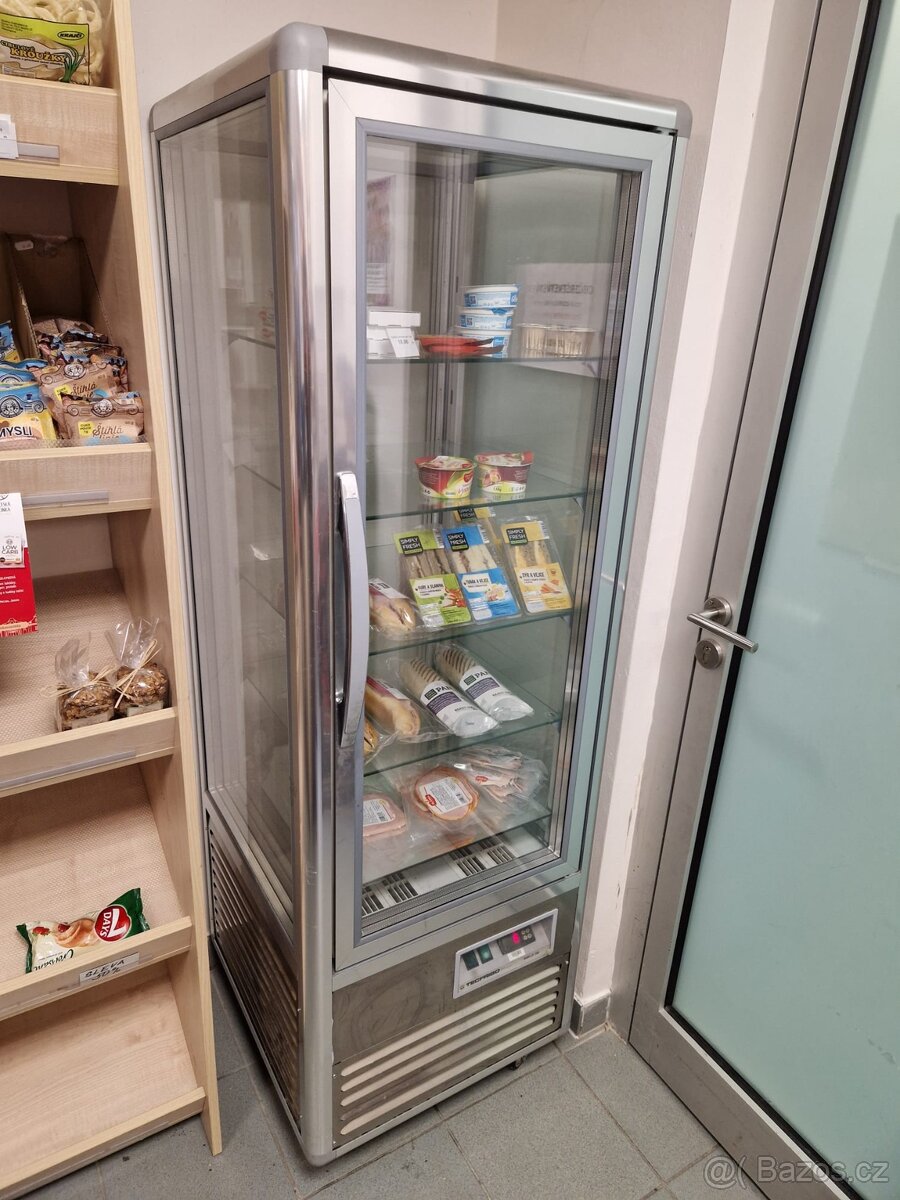 prosklená stojací vitrína - 2