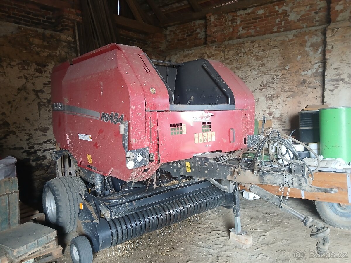LIS na kulaté balíky CASE RB 454 s řezáním - 2