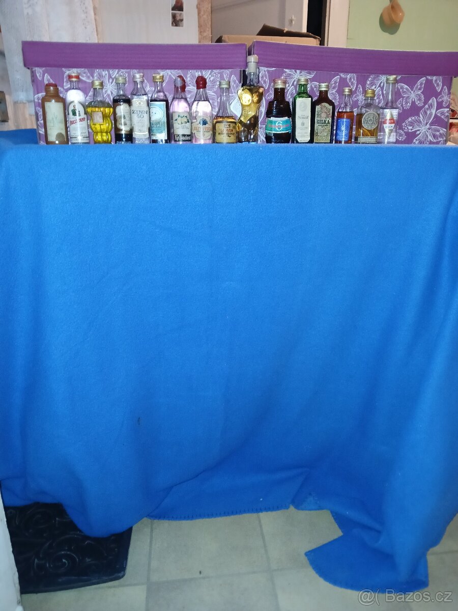 Sbírka lahviček s alkoholem - 2