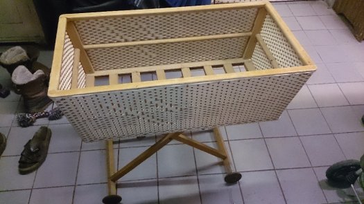 Starodávná retro postýlka pro děti. - 2