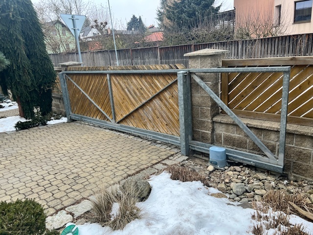 Posuvná brána vč.pohonu - 2