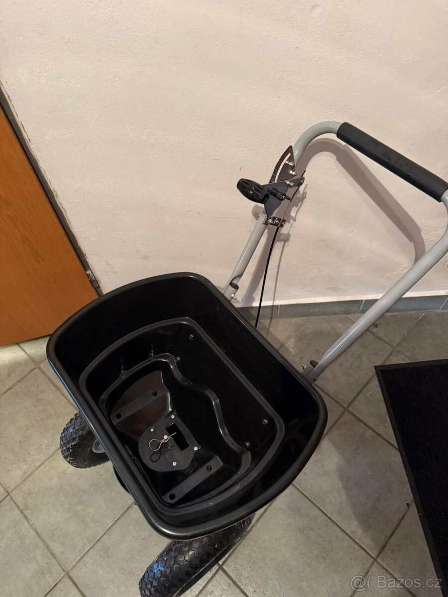 Posypový vozík - rozmetač HECHT - 2