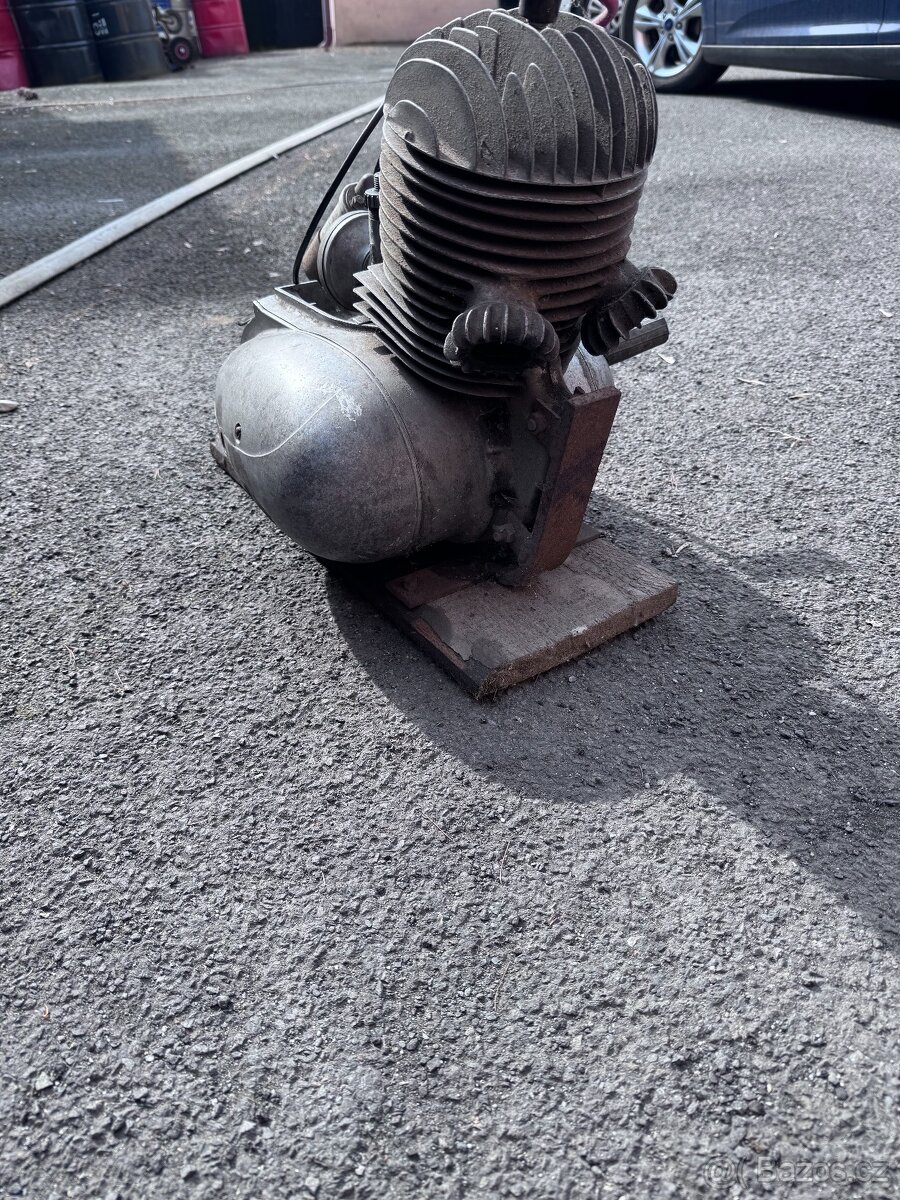 Motor JAWA 175 dvouvýfukový - 2