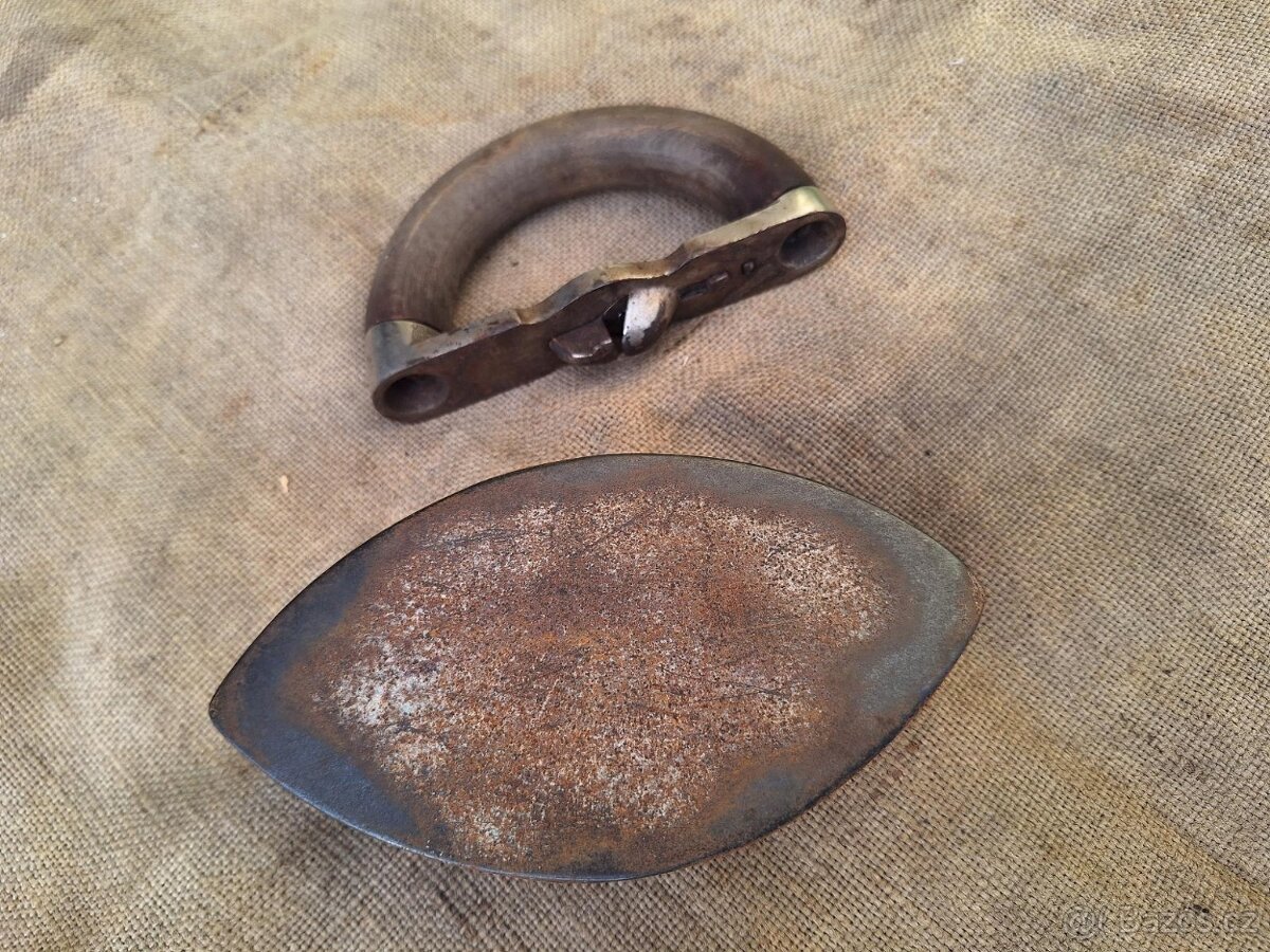 Starožitná litinová žehlička American Fashion Sphinx - 2