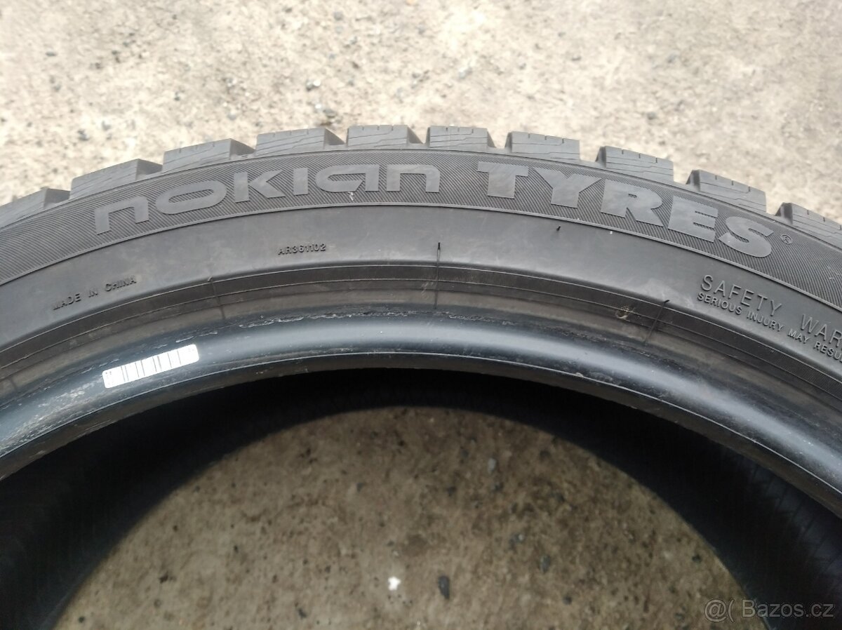 Prodám zánovní zimní pneu Nokian 255/40 R20 - 2
