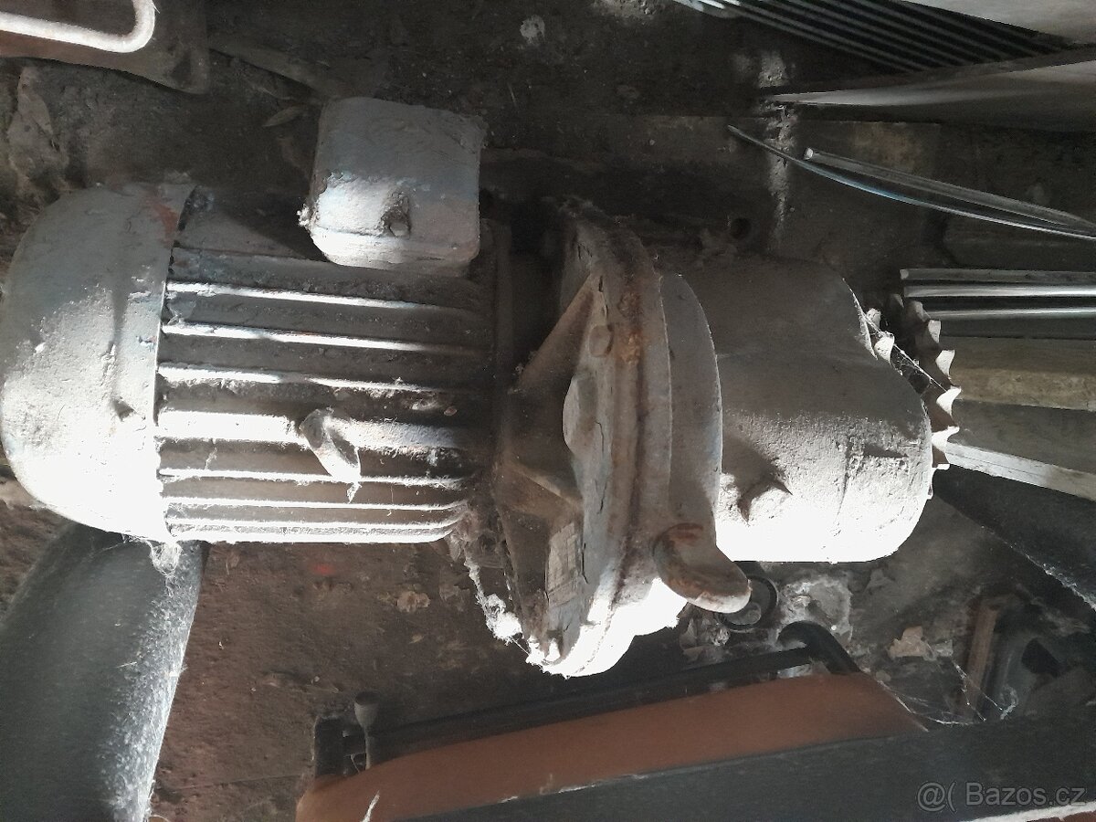 Elektromotor s redukční převodovkou - 2