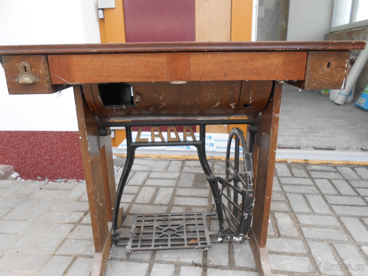 Starý šicí stroj LADA - 2