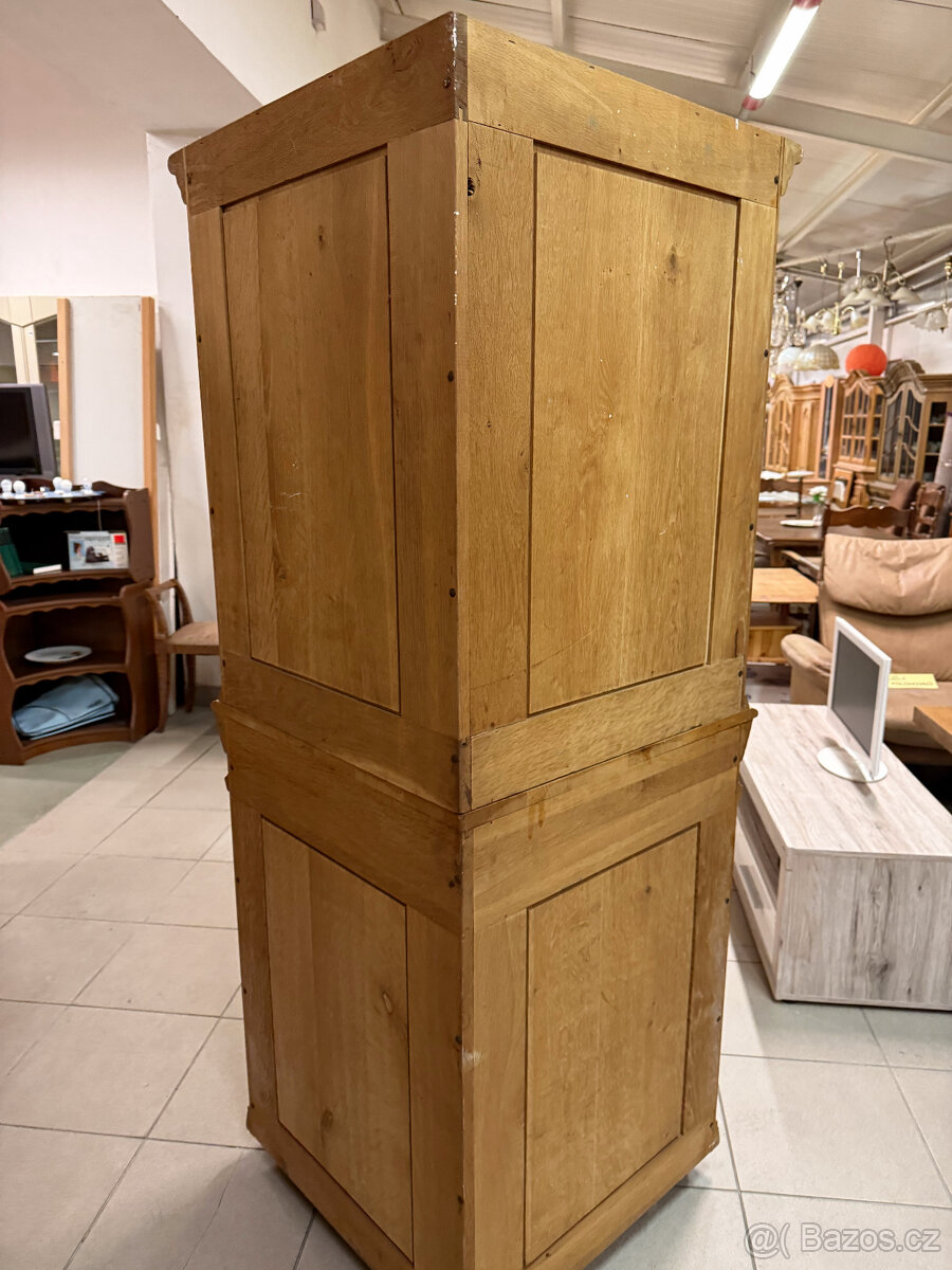 Rohová dubová prosklená vitrina- komplet masív - 2