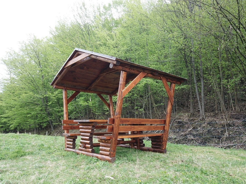 přístřešek s dřevěným sezením - 2