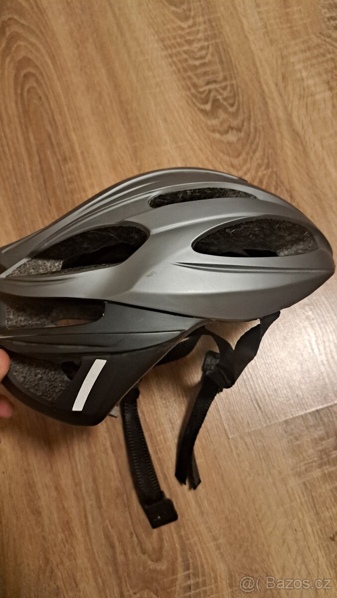 Cyklistická helma - super stav - 2