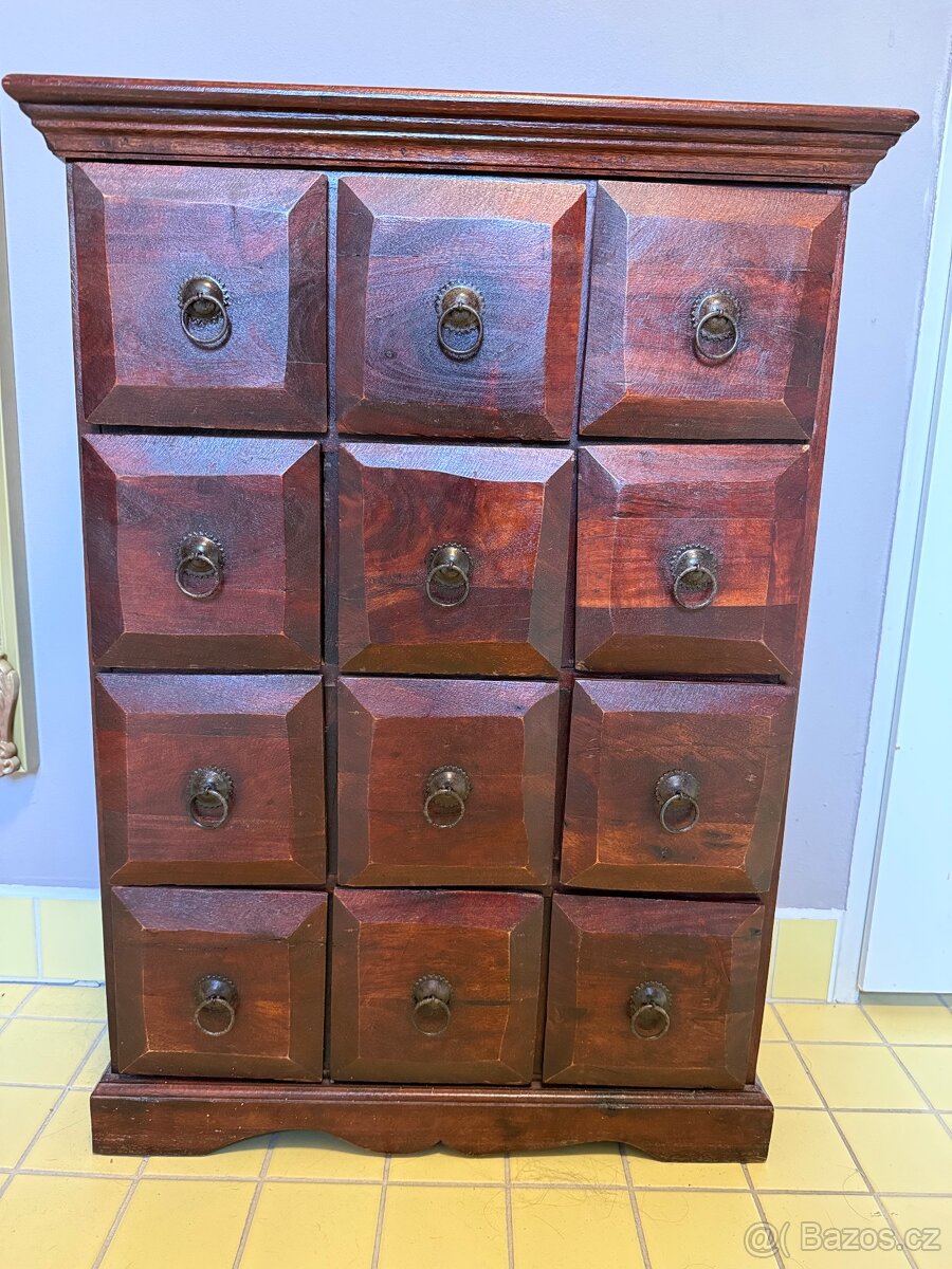 Malá masivní skříň (vhodná na CD) - 2