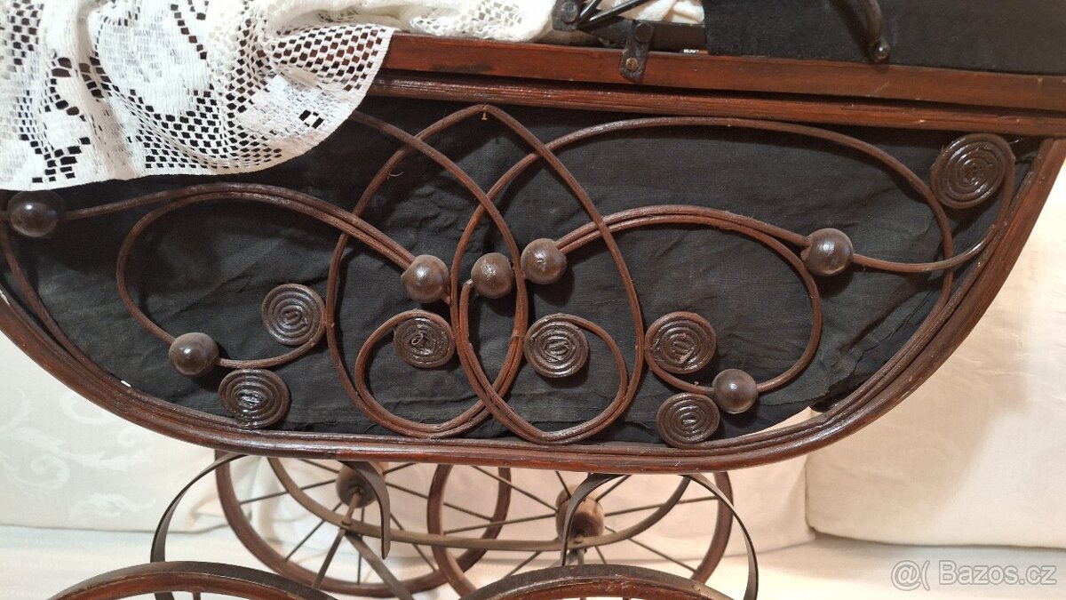 Starožitný kočárek pro panenky - 2