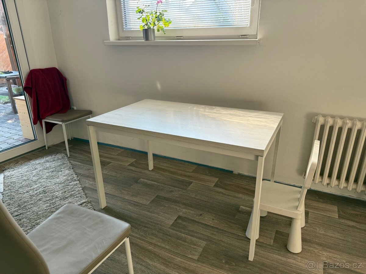 Jídelní stůl v dekoru bílého dřeva - 2