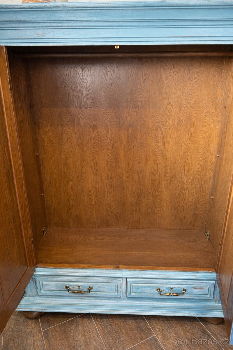 Masivní skříň - 2