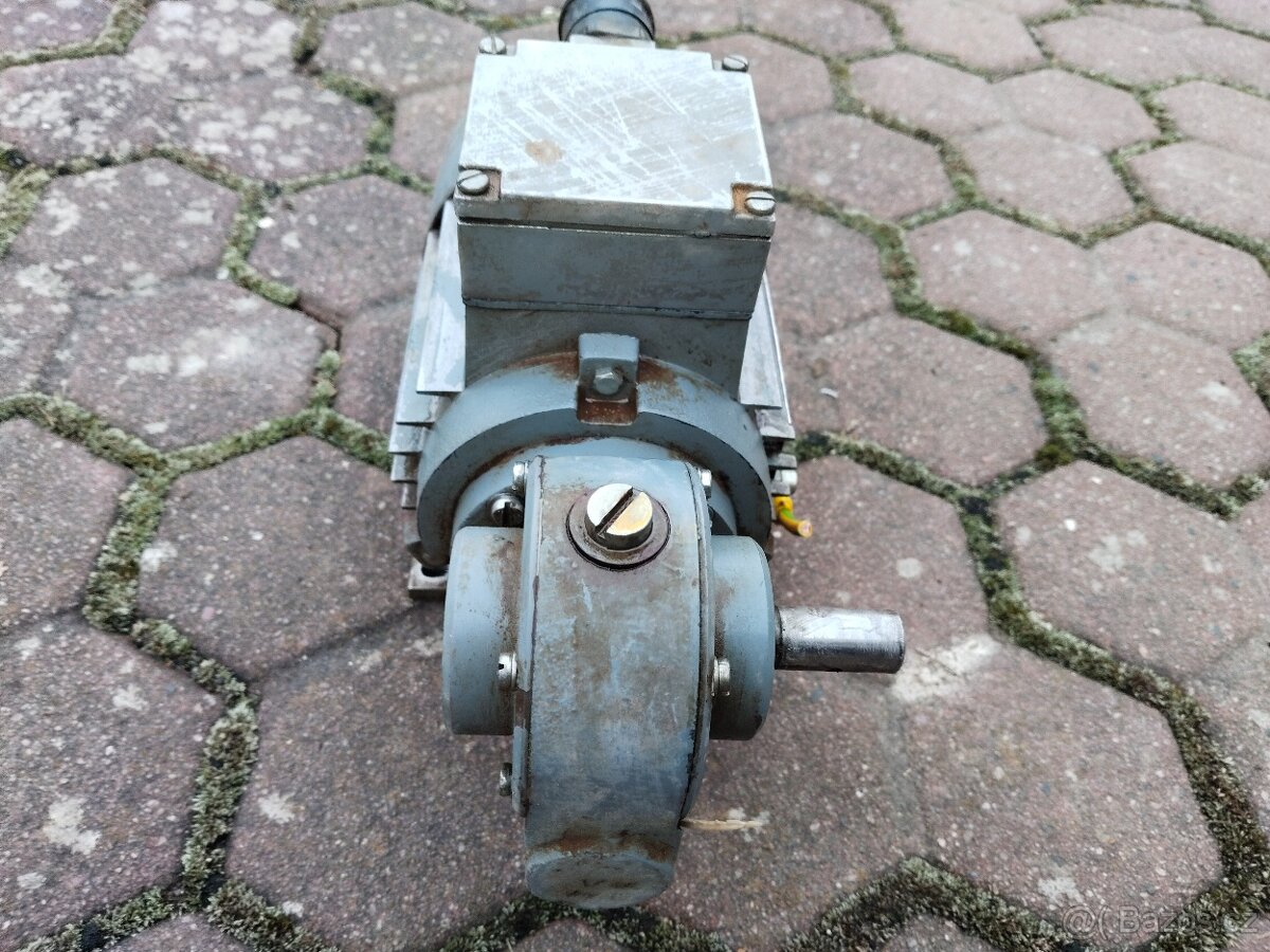 Elektro motor s převodovkou - 2