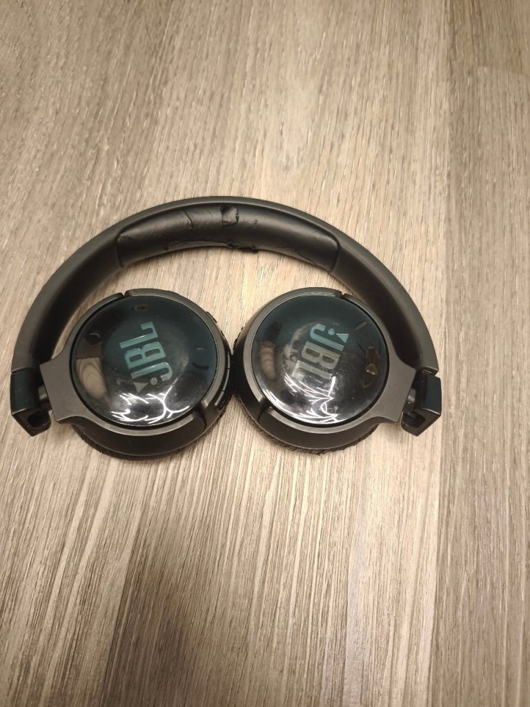 JBL Tune 600BTNC černá, stav baterie 80 % - 2