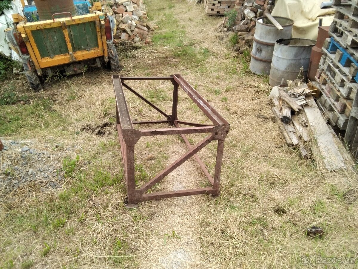 Kovovy podstavec - 2