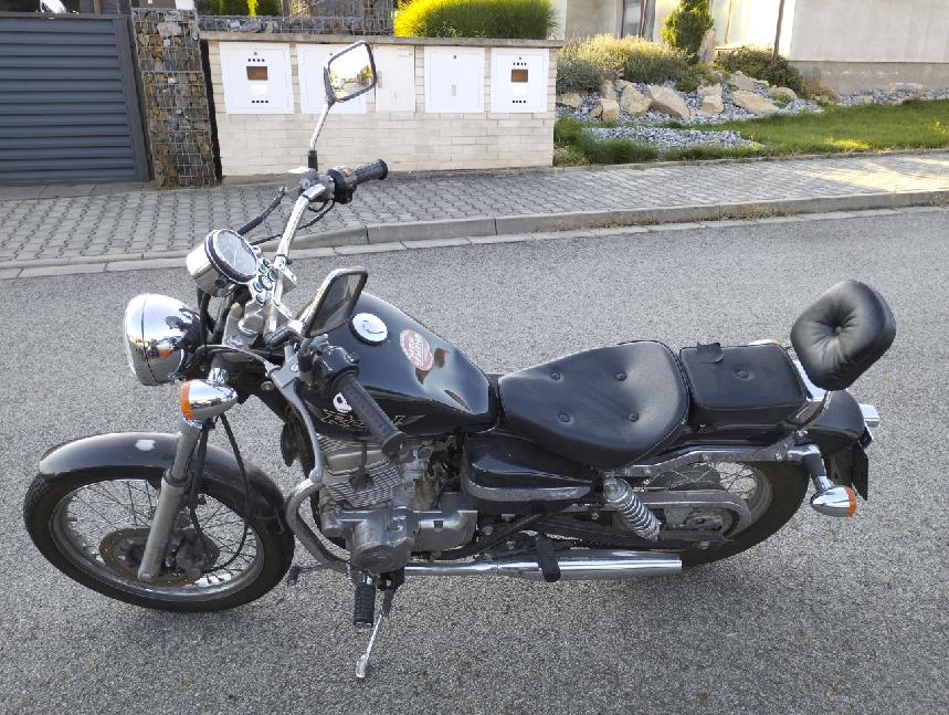 Honda CA 125 Rebel a SUZUKI AN 650 na díly - 2