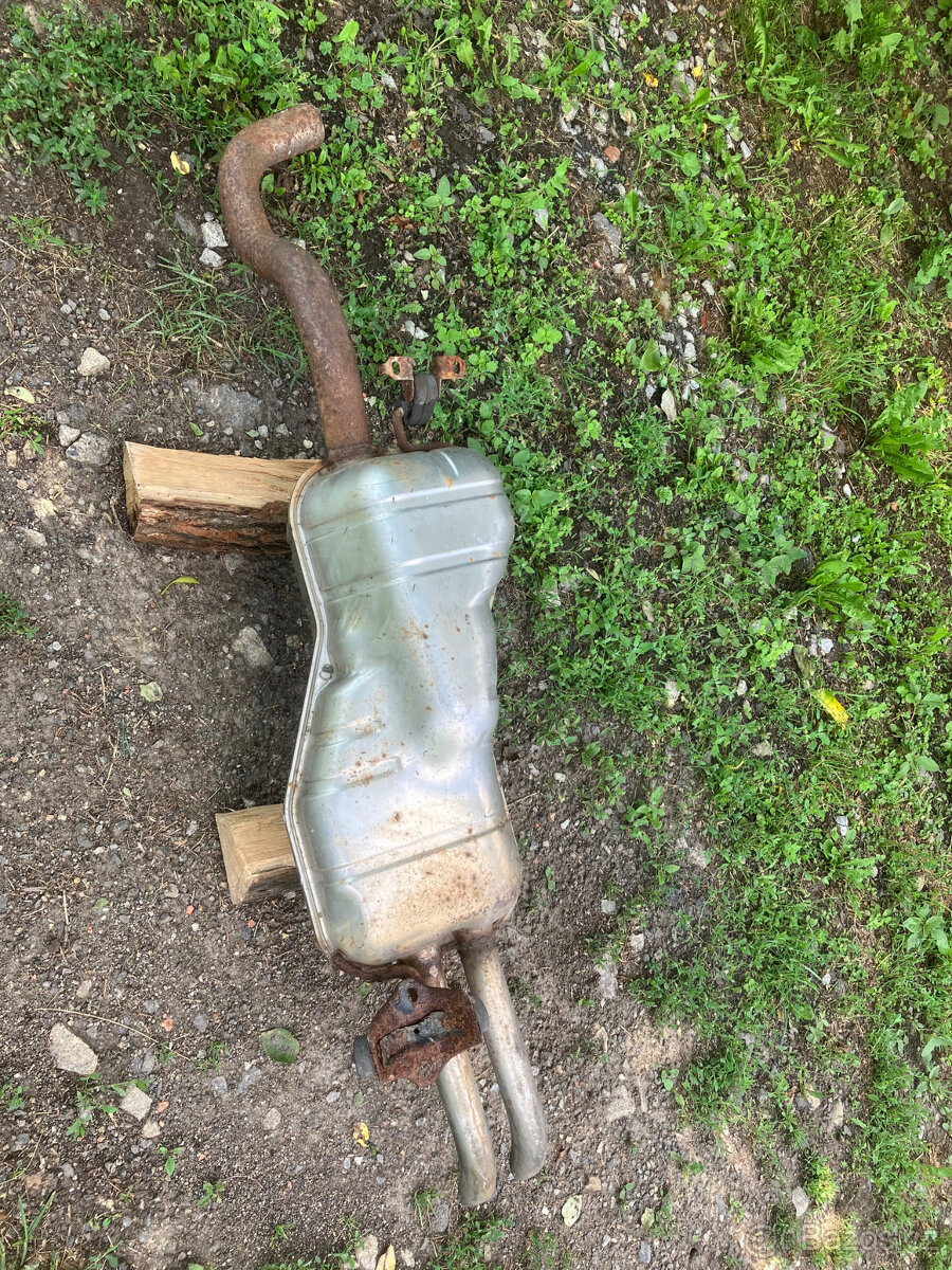 Prodám zadní díl výfuku na vůz Škoda Octavia 1.9 TDI - 2