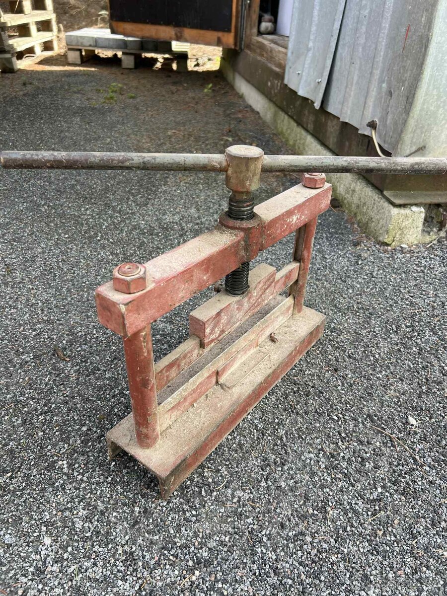 Štípačka na zámkovou dlažbu 1000 ,- - 2