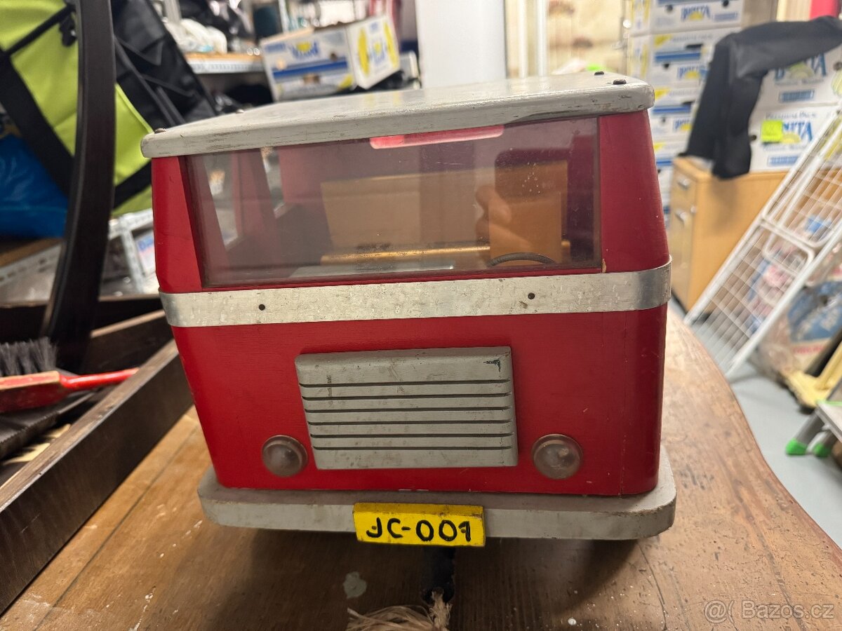 Staré dřevěné velké auto - 2