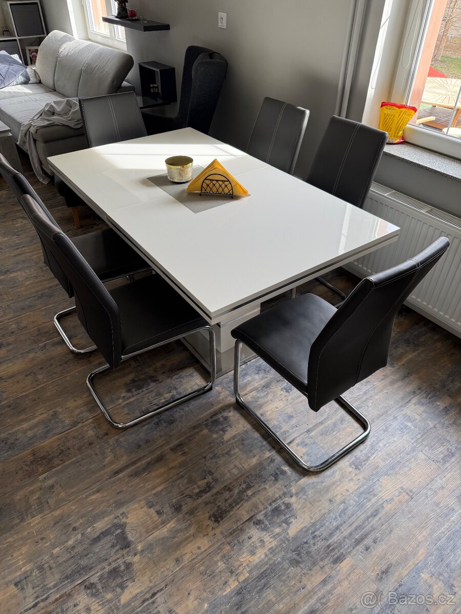 Jídelní stůl a židle - 2