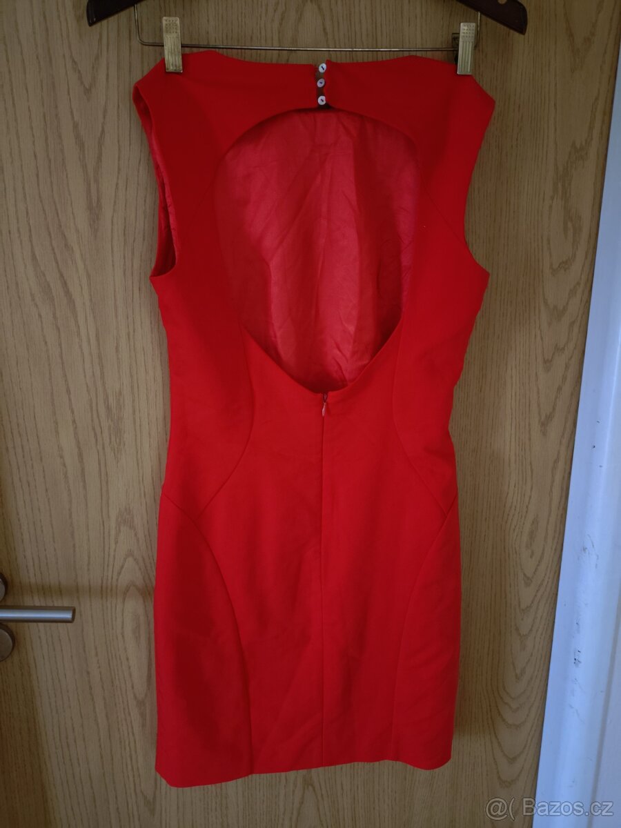 krásné červené šaty. - 2