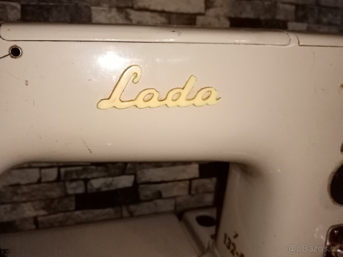 Retro šicí stroj Lada T 132 - 2