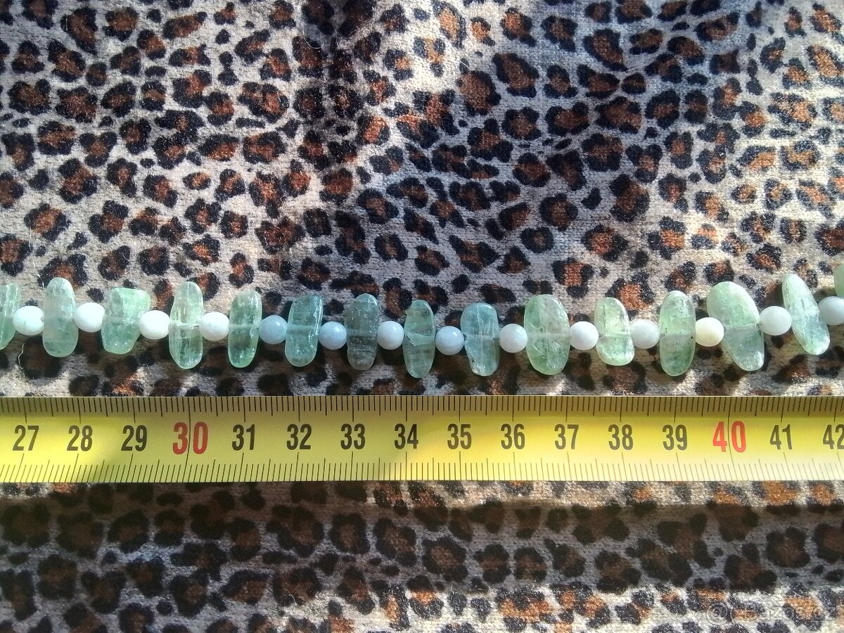 Nahrdelnik , zeleny kyanit a kristal - 2