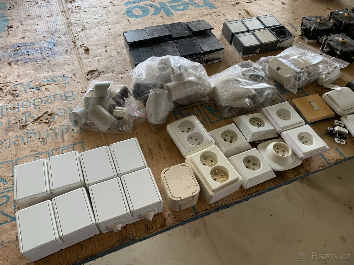 Staré elektro součásti - vypínače, zásuvky, krabičky, světla - 2