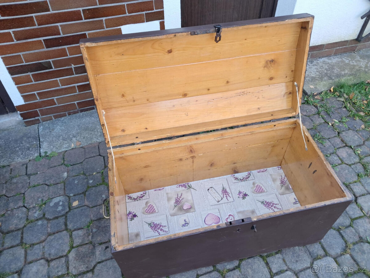 Velká hnědá dřevěná truhla - 2
