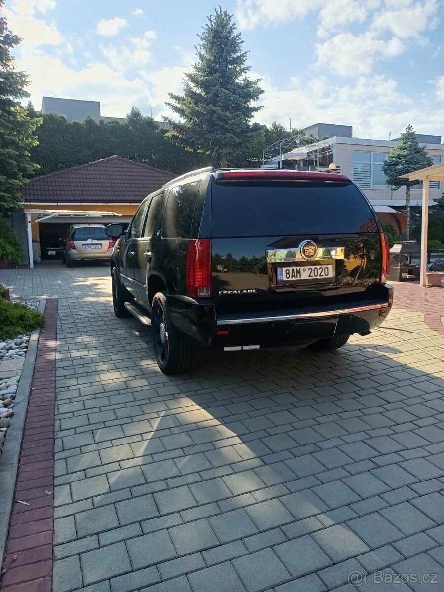 Cadillac Escalade - 2