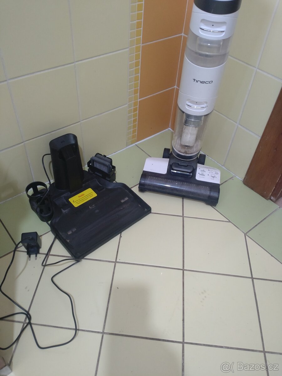Podlahový vysavač Tineco - 2