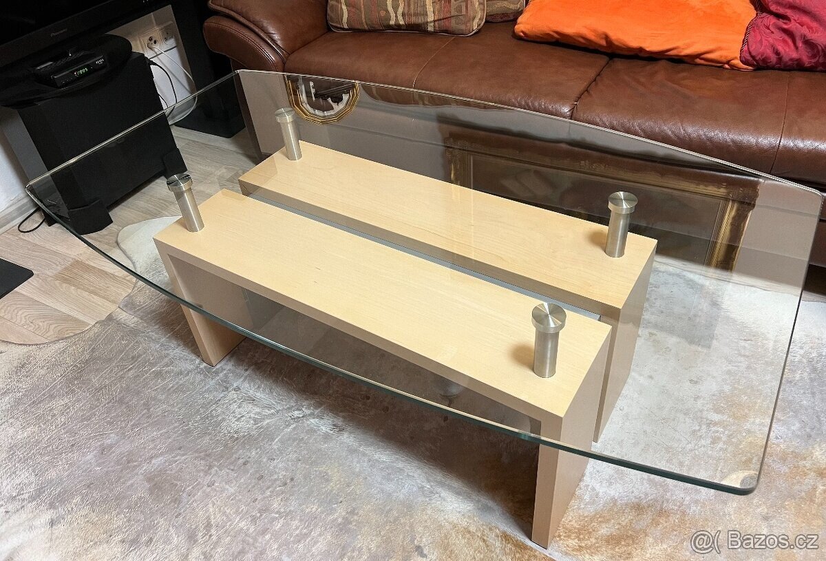 Pohovka + stolek. - 2