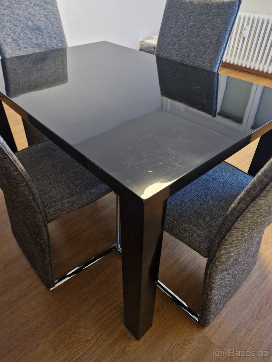 Jídelní stůl s židlemi - 2
