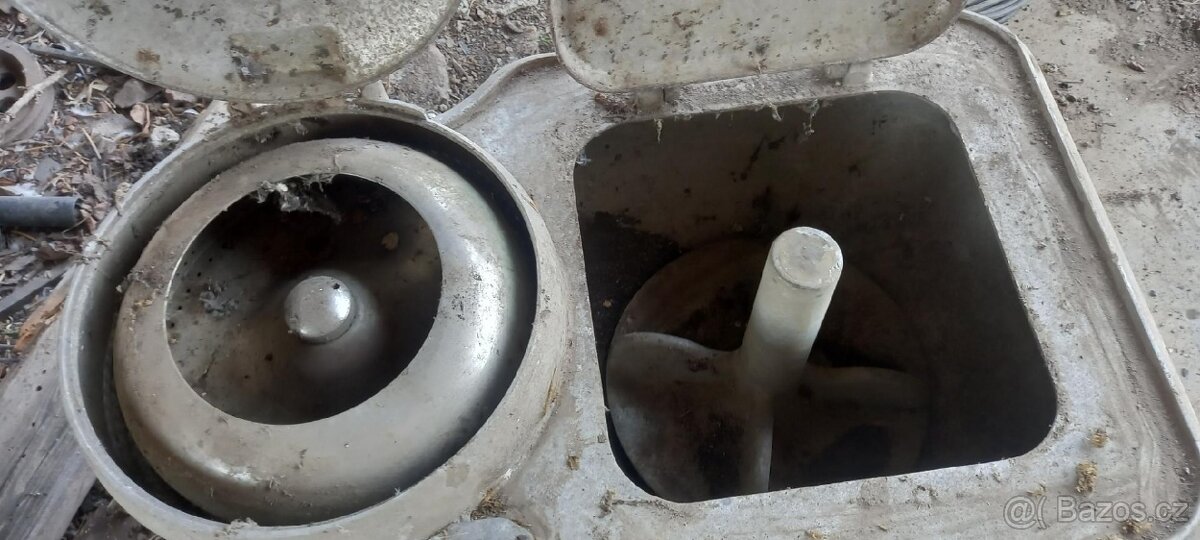 Stará pračka a ždímačka. - 2