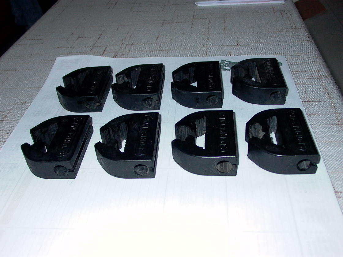 Staré gumové držáky na lyže - 2