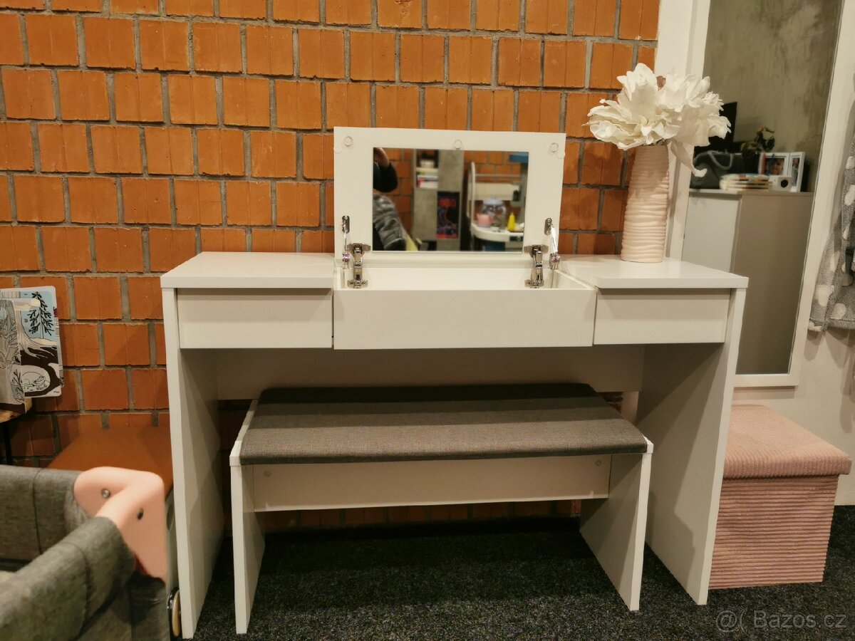 Psací nebo kosmetický stolek - 2