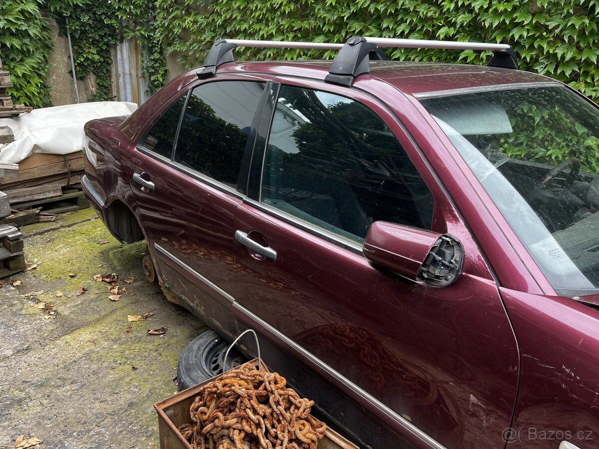 Mercedes E 290 na náhradní díly - 2