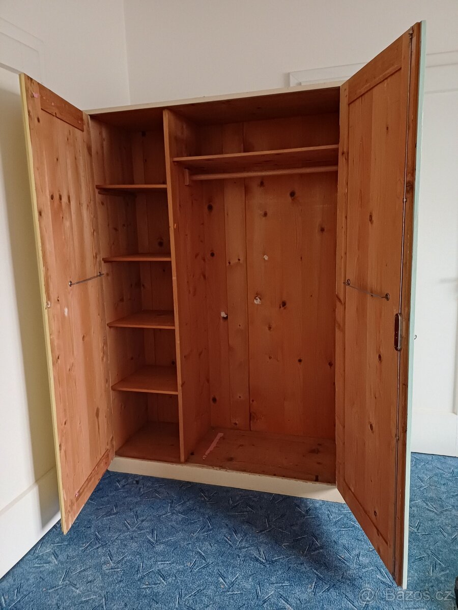 Dřevěná šatní skříň - 2