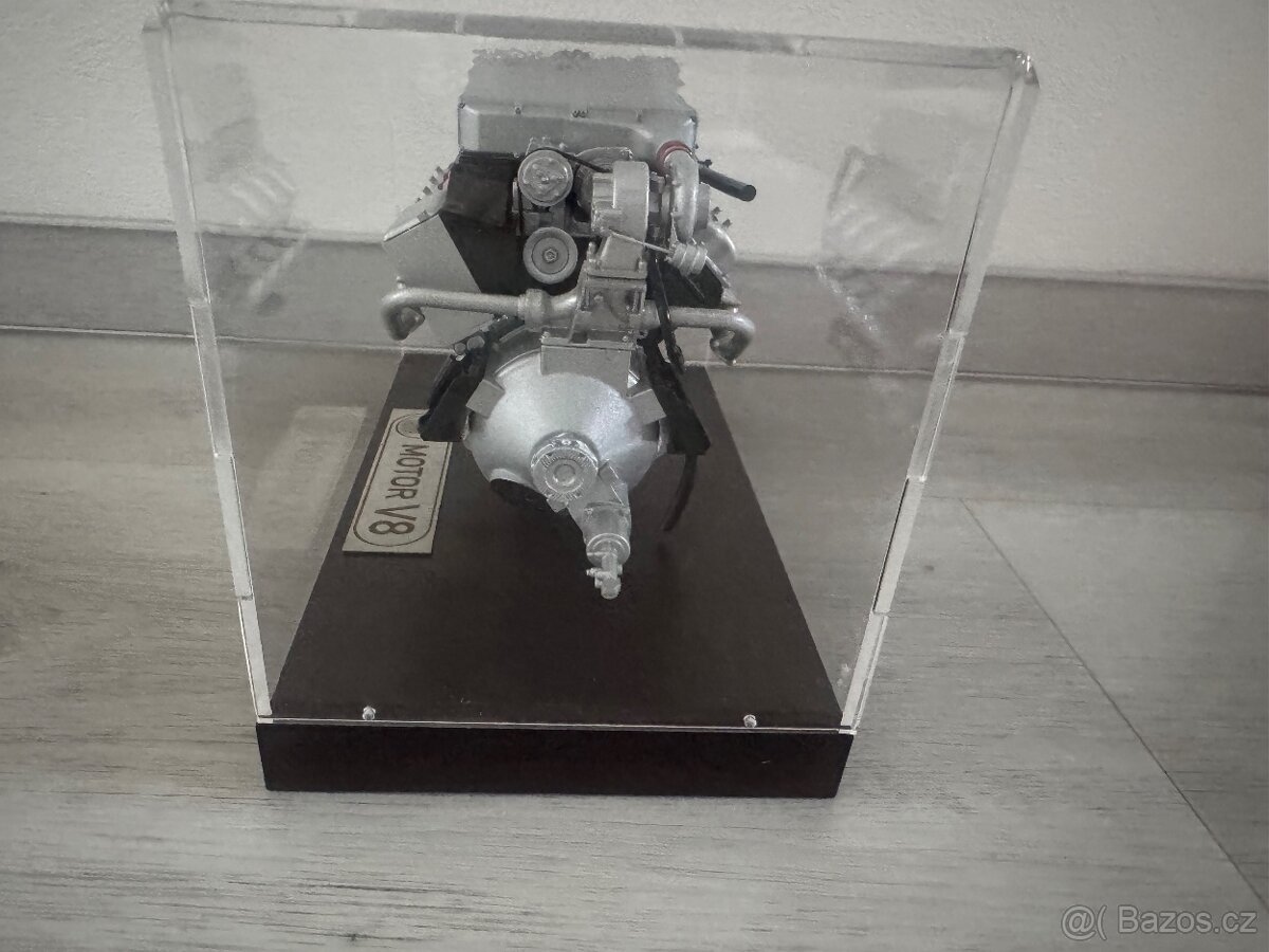 TATRA MOTOR V8 1:10 - 2