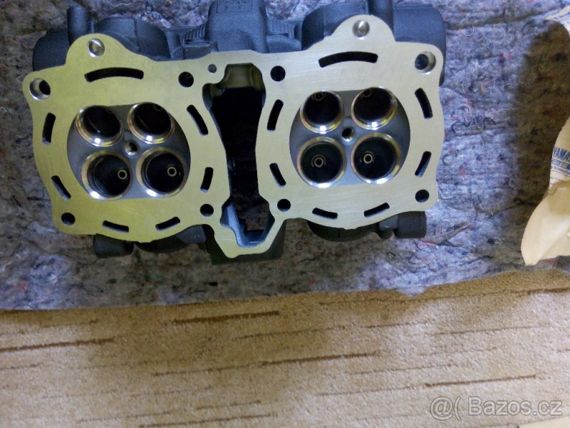 Yamaha V-Max - hlava válců přední - 2