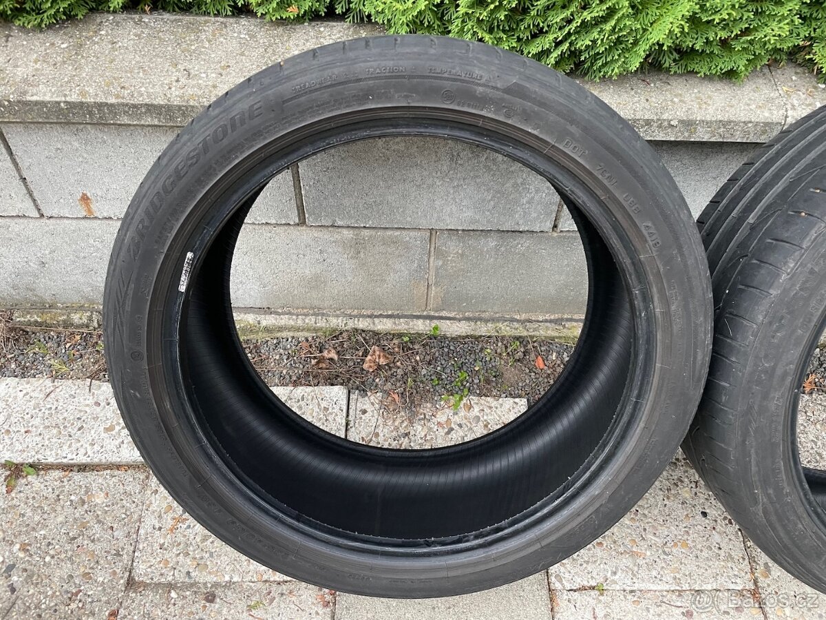 Prodám 3 letní pneu Bridgestone 235/40R19, vzorek 5 mm - 2