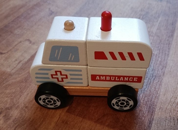 Dřevěná skládací hračka – sanitka značka Viga - 2
