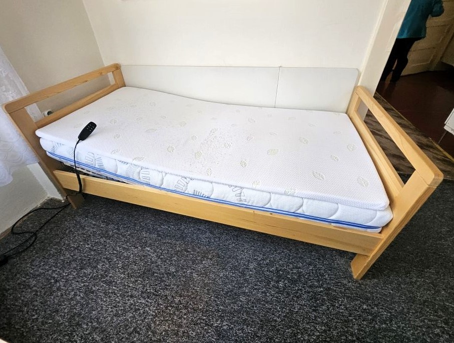 elektrická polohovací dřevěná postel s matrací - 2