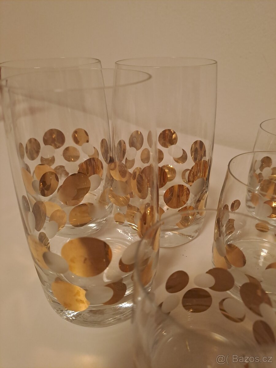 Sada větších a menších sklenic - 2