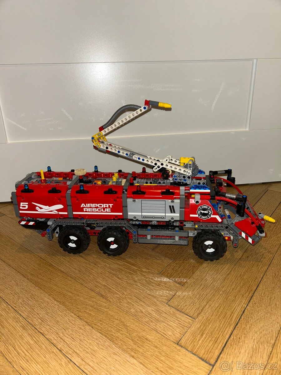 Lego Technic hasičské letištní auto 42068 - 2