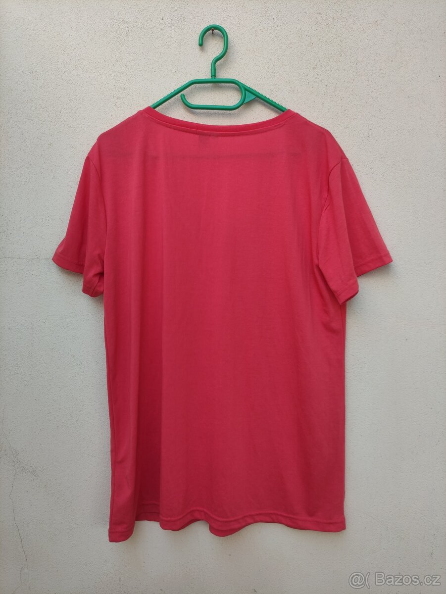 Volnější tričko s výstřihem do V - 2