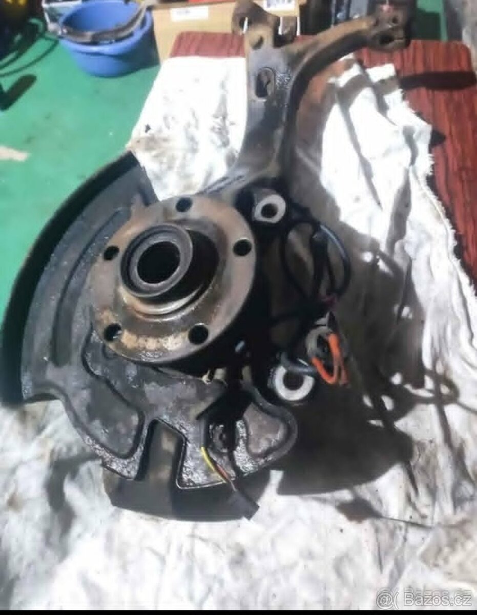 Audi A6 - levá přední těhlice - 2